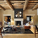 Sur le tapis, paire de fauteuils avec structure en fils de métal chromé, créés par Verner Panton dans les années 1970. A droite, fauteuil dessiné par la designer danoise Grete Jak dans les années 1960, en teck et cuir d’origine.