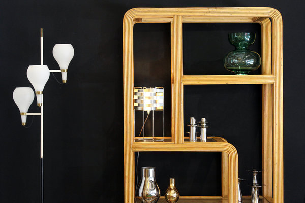 Dans la Galerie Toulousaine, bibliothèque en bambou avec étagères en verre des années 1970. Lampadaire Stilnovo avec diffuseurs d’origine en opaline montés sur une structure chromé et une base en marbre, années 1950.