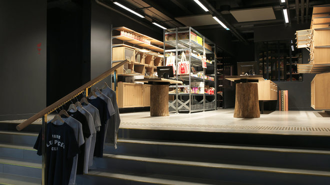 L’épicerie et boutique fait la part belle au bois.