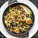 Les plats sont servis dans des poêlons de la marque française et artisanale Staub.