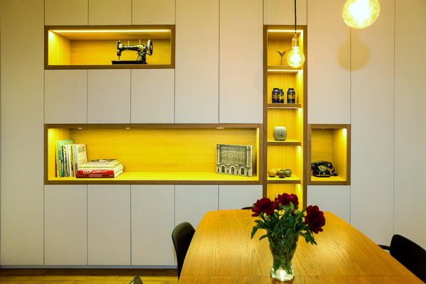 Chaque niche est dotée d’un éclairage pour mettre en valeur les objets décoratifs.