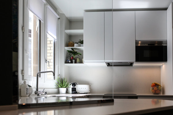 La cuisine est la pièce la plus lumineuse de l’appartement. Caissons de rangement, Ikea, avec façades laquées mates en usine. Plan de travail sur mesure en Quartz imitation marbre de Carrare.