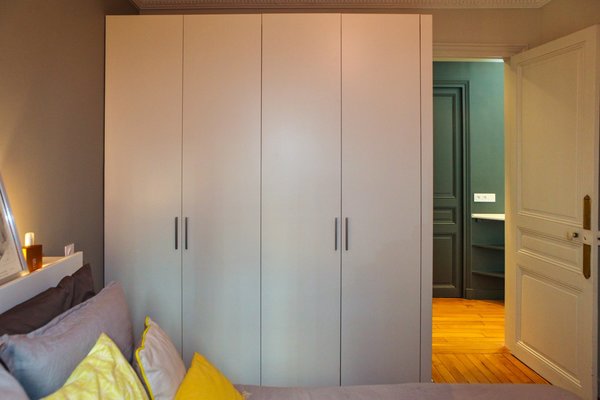 De grands rangements ont été aménagés dans les deux chambres.