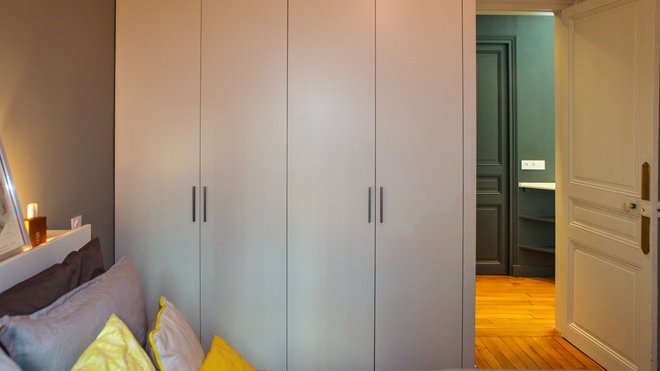 De grands rangements ont été aménagés dans les deux chambres.