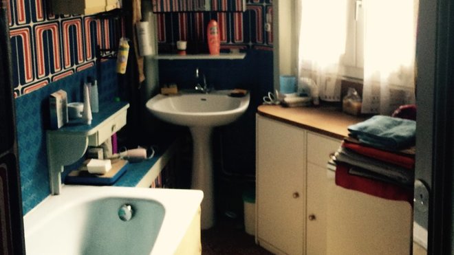 Avant les travaux : une salle de bains version années 1970 et dans son jus !