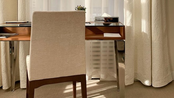 Un bureau Lalique en noyer d’Amérique, un clin d’œil aux années 20.