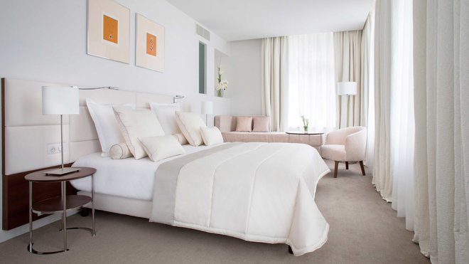 Une suite Lalique avec ces beaux dessins d’archives des bijoux de René Lalique.