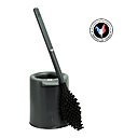 Produite à partir de matières recyclées (mobilier de jardin, seaux, pelles) et biosourcées (déchets de betteraves pour la tête, algues brunes de Saint-Malo pour les modèles beige) elle affiche une faible empreinte carbone.