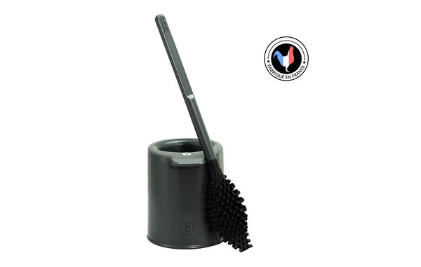 Produite à partir de matières recyclées (mobilier de jardin, seaux, pelles) et biosourcées (déchets de betteraves pour la tête, algues brunes de Saint-Malo pour les modèles beige) elle affiche une faible empreinte carbone.