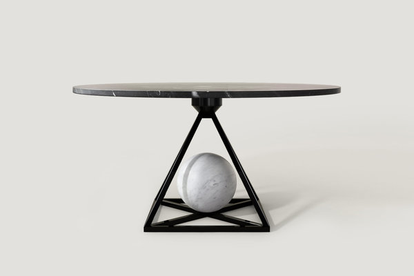 Table de salle à manger avec plateau en marbre noir Marquinia, sphère en marbre blanc de Carrare et piètement en métal laqué noir (D 150 x H 74 cm).