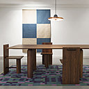 Table Contrepoids, sièges Colonne, lampe Maillet sur console Arc présentés lors de l’exposition parisienne Conversations en synergie avec les créations textiles suédoises d’Oyyo.