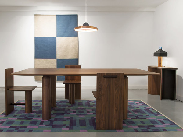 Table Contrepoids, sièges Colonne, lampe Maillet sur console Arc présentés lors de l’exposition parisienne Conversations en synergie avec les créations textiles suédoises d’Oyyo.
