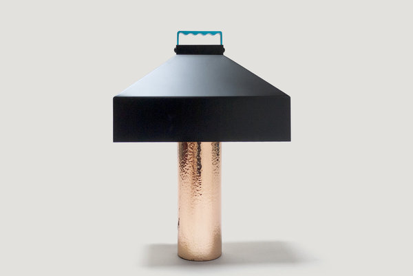 Lampe de table Maillet en métal martelé (L 35 x 20 x H 50 cm).