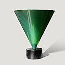 Vase Trophée en métal peint et martelé (L 35 x H 41 cm).