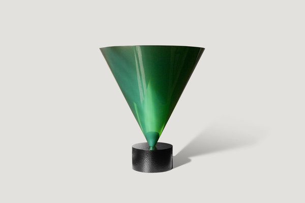 Vase Trophée en métal peint et martelé (L 35 x H 41 cm).