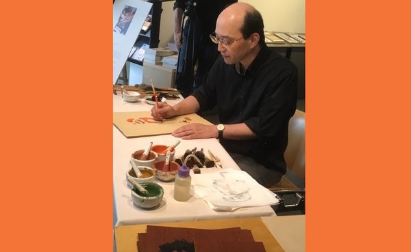 Le dernier peintre imagier d'Ôtsu Takahashi ShôzanV en démonstration à la maison de la culture du Japon.