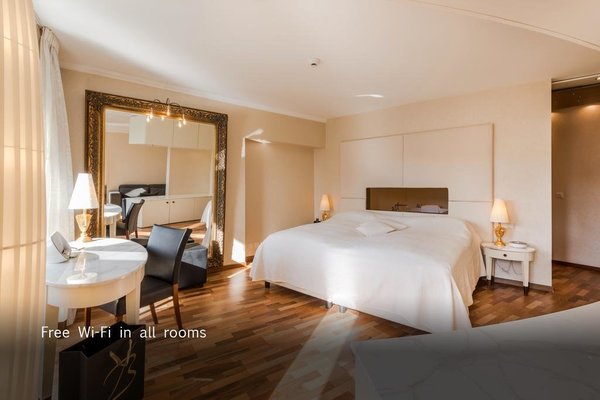 Une vaste chambre or et blanc.