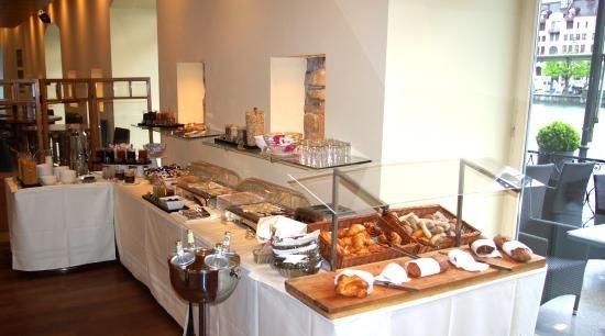 Une vue du copieux petit-déjeuner à l’Hôtel des Balances.