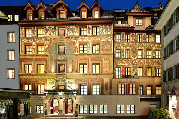 La magnifique façade de l’Hôtel des Balances, côté vieille ville avec ses peintures dans le style Holbein.