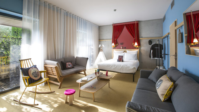 On peut dormir jusqu’à 5 personnes dans la Master MOB qui, comme toutes les chambres, offre des lits de palace (+ Air Bed) et un espace de vie extérieur.