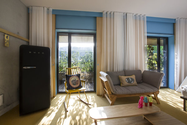 Généreuses et lumineuses, les chambres sont toutes dotées de terrasses et de balcons.