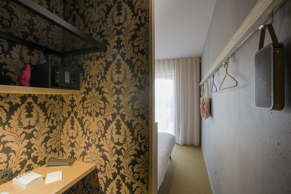 Un espace bureau et rangement tapissé de papier-peint de style vintage est prévu dans les chambres Master MOB.