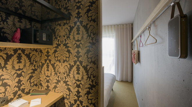 Un espace bureau et rangement tapissé de papier-peint de style vintage est prévu dans les chambres Master MOB.