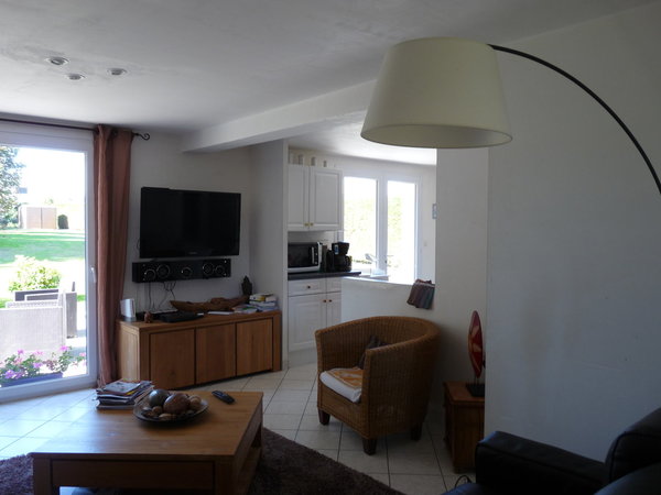 Le salon avant : une ouverture sur la cuisine mal gérée et une salle à manger trop éloignée de la zone de préparation des repas.