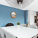 Une salle à manger aménagée en prolongement de la cuisine.