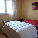 La chambre avant : un effet de patine jaune sur les murs esprit années 1980/90 totalement démodé.