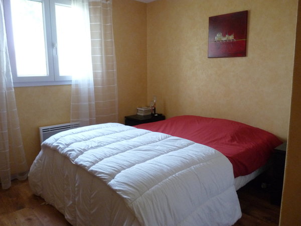 La chambre avant : un effet de patine jaune sur les murs esprit années 1980/90 totalement démodé.