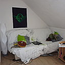 La chambre de la fille avant les travaux : un espace meublé avec un canapé convertible.