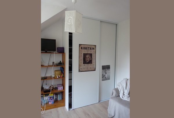 La chambre de la fille avant les travaux : un mobilier rapporté et un espace sans personnalité.