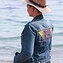 Sur jean, un pochoir à fixer avec le 7A spray repositionnable et plusieurs passages en différentes couleurs sur le dos d'un blouson jean.