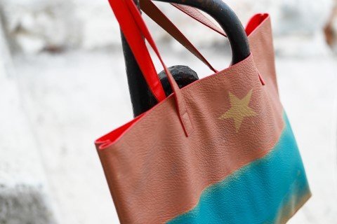 Étonnantes tonalités pour transformer complètement un sac en cuir.