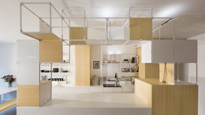 Les cubes de rangement font alterner des portes avec façade en bambou ou laquée blanc comme les éléments de base. Les cases vides offrent une respiration à l’espace.