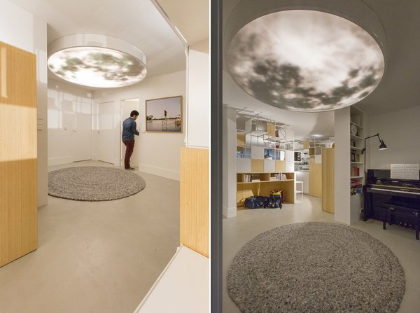 Un plafonnier lunaire éclaire les espaces de circulation.