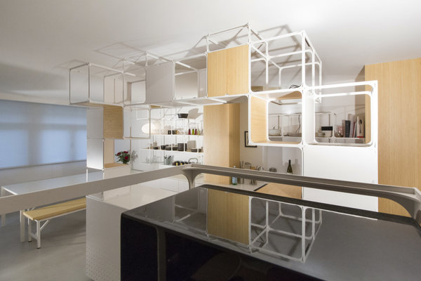 La table de repas, accompagnée d’un banc, a été intégrée dans la conception de l’espace.