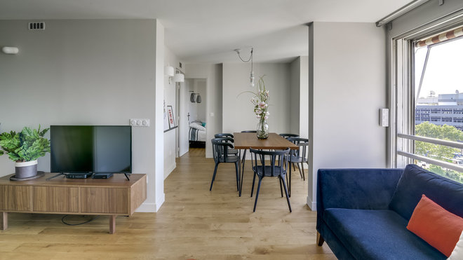 La nouvelle pièce à vivre offre un double volume utile et une vraie salle à manger. Buffet bas et support TV en placage de noyer, modèle Stockholm, Ikea. Parquet en chêne, Carresol.