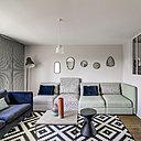 Salon aménagé avec un canapé fixe et un modèle composé d’éléments modulables et juxtaposables (Ikea). Suspension, Portobello.