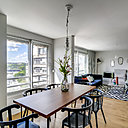 Un double volume valorisé par une belle clarté. Une étagère cimaise pour glisser des tableaux qui rappelle celle installée dans le dégagement de la cuisine.