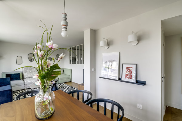 Une partie jour et un espace nuit en connexion directe simplement séparés par un dégagement et un accès facilité à la salle de bains unique, pour les deux chambres.