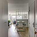 Dans l’entrée, à gauche des rangements pratiques pour le vestiaire et les objets encombrants comme l’aspirateur. A droite, la porte de la buanderie qui correspond à l’ancien WC prévu pour les invités.