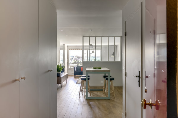 Dans l’entrée, à gauche des rangements pratiques pour le vestiaire et les objets encombrants comme l’aspirateur. A droite, la porte de la buanderie qui correspond à l’ancien WC prévu pour les invités.