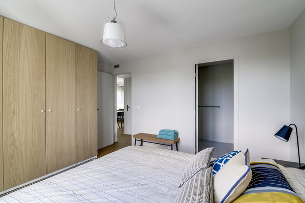 Le nouveau dressing de la chambre parentale avec une communication plus directe avec la pièce de jour.