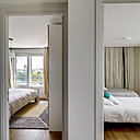 Les deux chambres : à droite, la chambre d’amis. A gauche, la chambre parentale avec accès à la salle de bains commune.