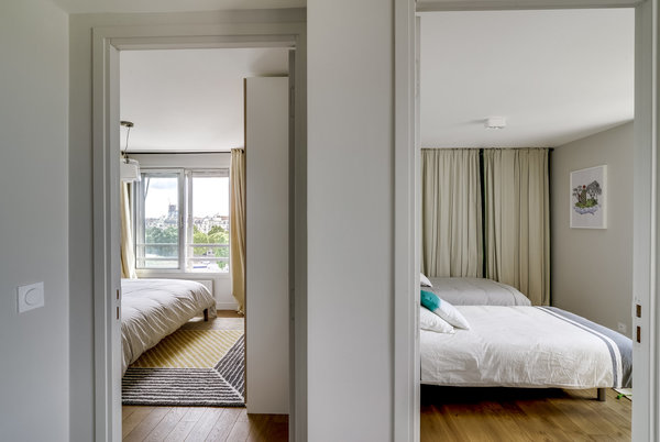 Les deux chambres : à droite, la chambre d’amis. A gauche, la chambre parentale avec accès à la salle de bains commune.