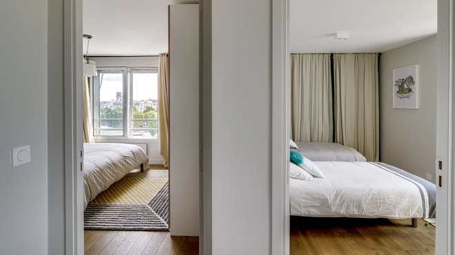 Les deux chambres : à droite, la chambre d’amis. A gauche, la chambre parentale avec accès à la salle de bains commune.