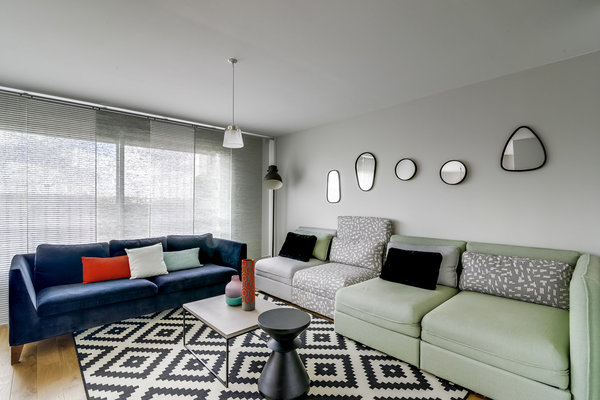 Le salon à la lumière tamisée par des panneaux en paille japonais.