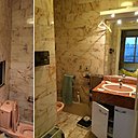 Avant les travaux, la partie WC intégrée de la salle de bains tapissée de carreaux en marbre totalement démodés.